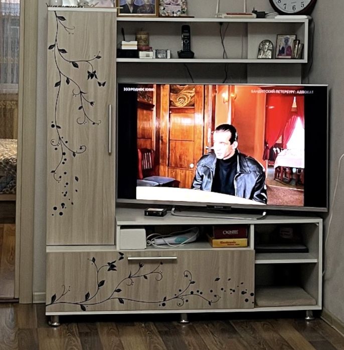 Миниатюрная стенка в зал