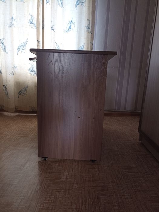 Продам стол школьный