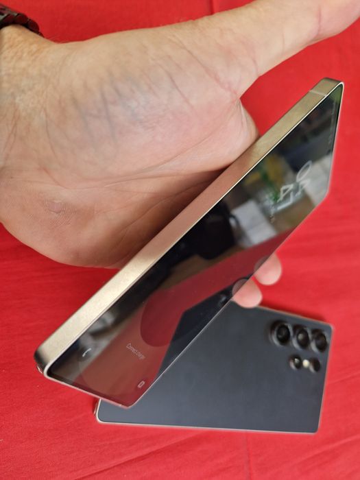 -Samsung S25Ultra, ca Nou Black Titanium 256Gb 12Ram Bat: 100% ireprosabil stare perfecta poze reale doar telefonul nici o restrictie nici o reparatie
