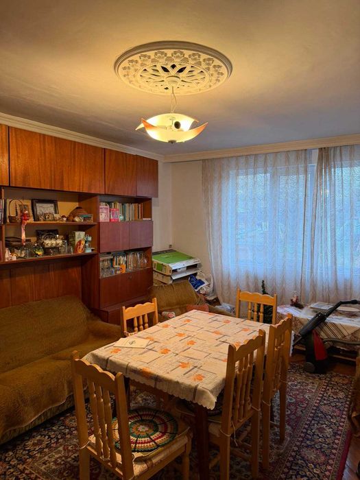 1865-Продава се двуетажна масивна къща в кв. Добровски!