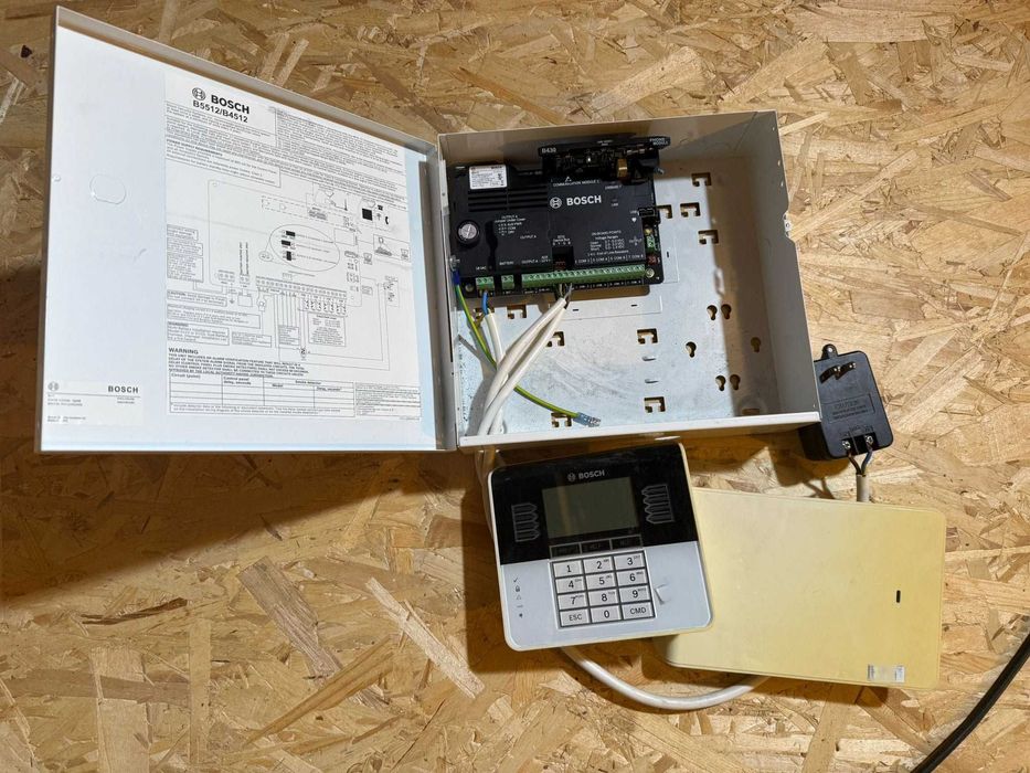 Centrala alarma antiefractie si antiincendiu Bosch B5512 Kit complet