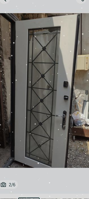 Железная дверь со стеклопакетом кованная