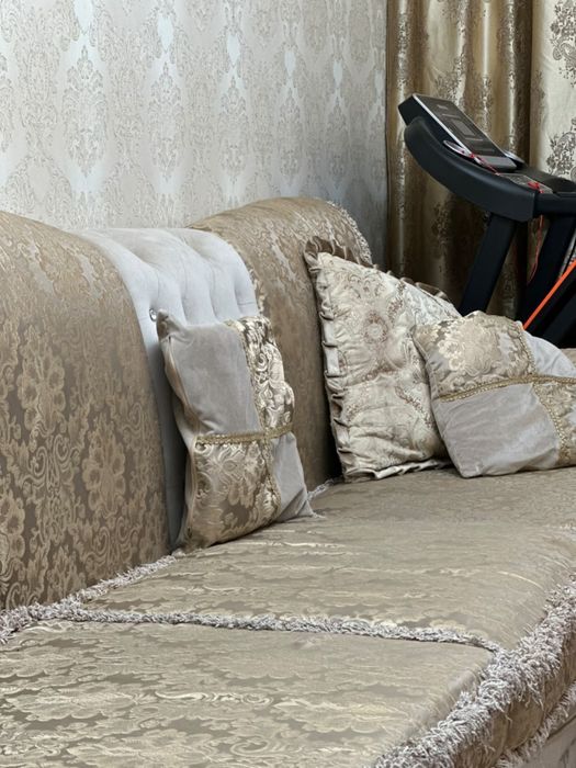 ПРОДАМ диван, 4 метра длина, гобелен