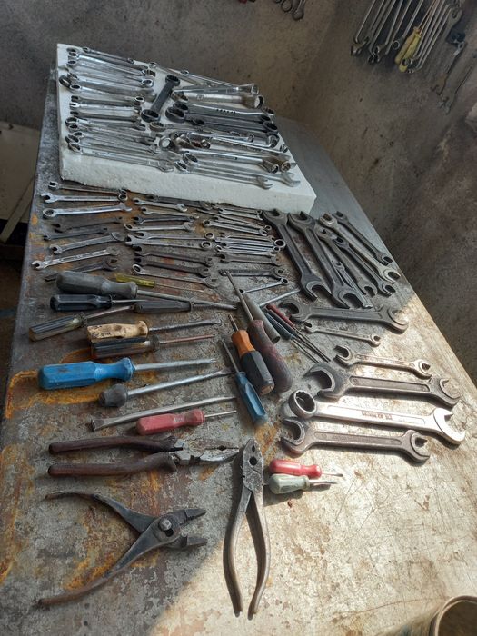 Набор от и инструменти