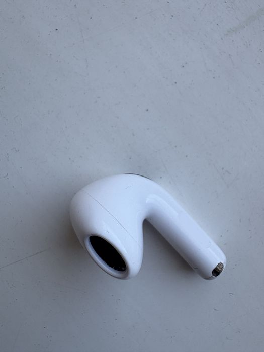 Продается левый наушник airpods 4