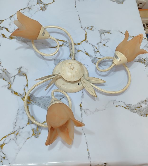 Продам потолочную люстру