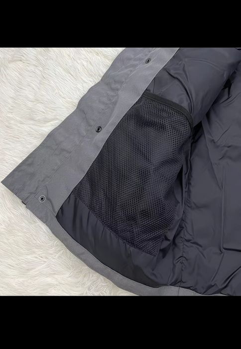 Продам парку безрукавку Canada goose