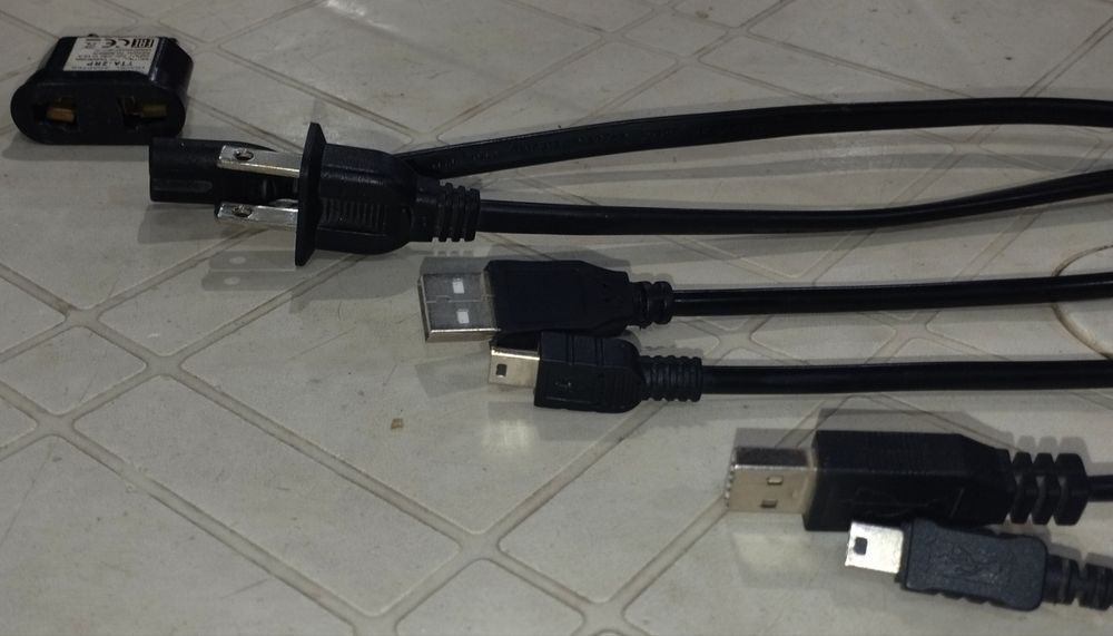 PS3 holati ideal. 4ta Joystick, 2 ta zaryadka kabeli bn.
Narxini keli