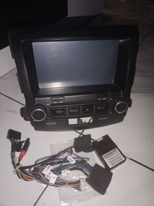 Vând navigație  Mitsubishi outlander+plus cablurile originale