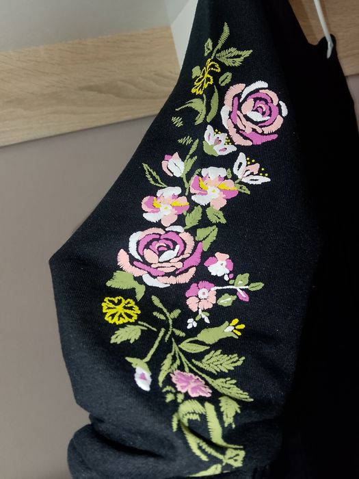 Стилна рокля с флорални мотиви