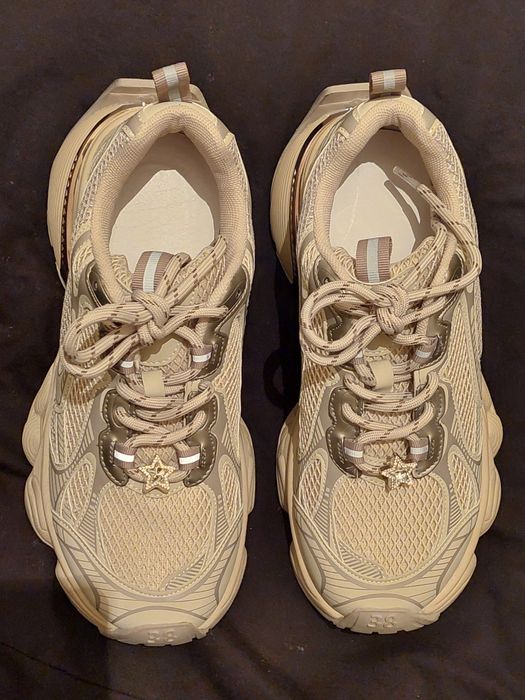 Продам женские кроссовки