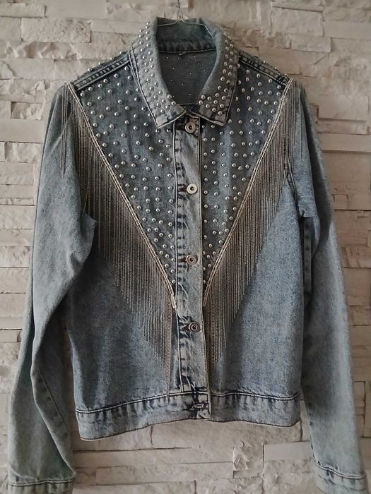 Geaca de blugi,albastra cu paiete si lanturi,marimea M
