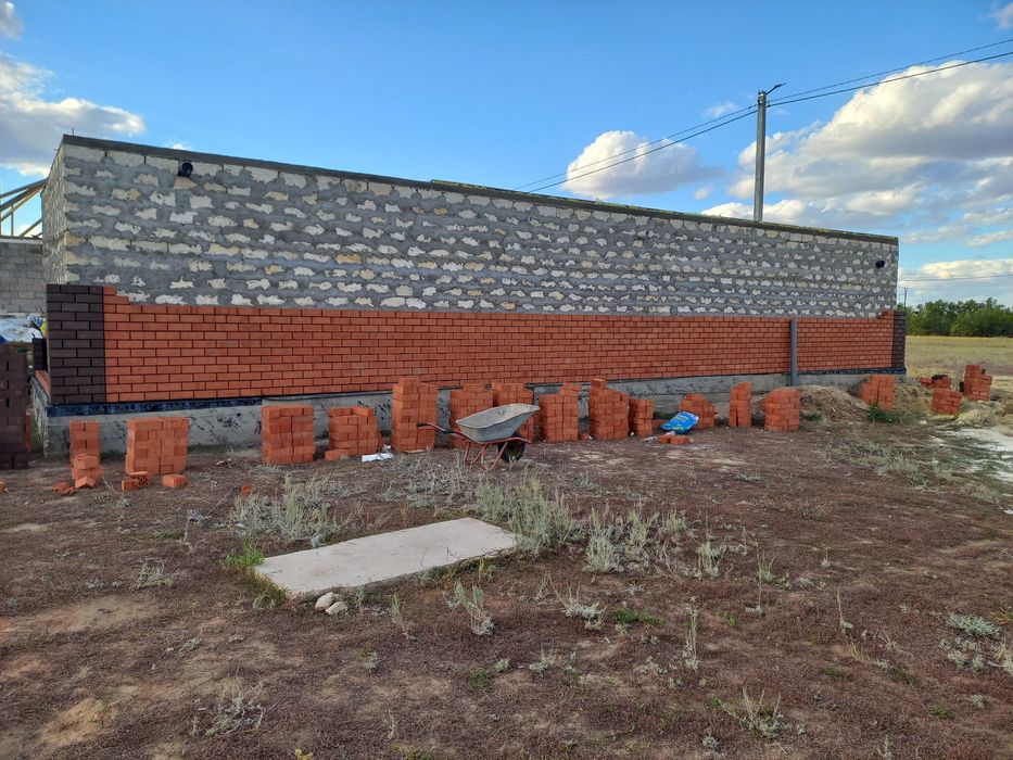 Каменщик клатка кирпича