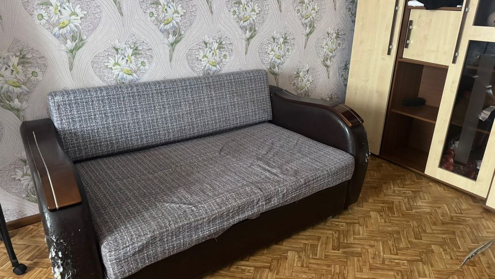 Диван раздвигается, торг есть
