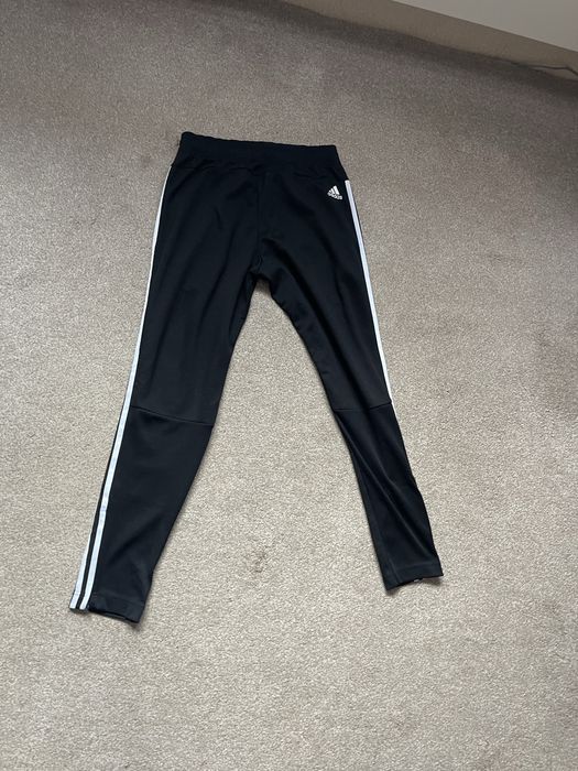 Анцуг Адидас!