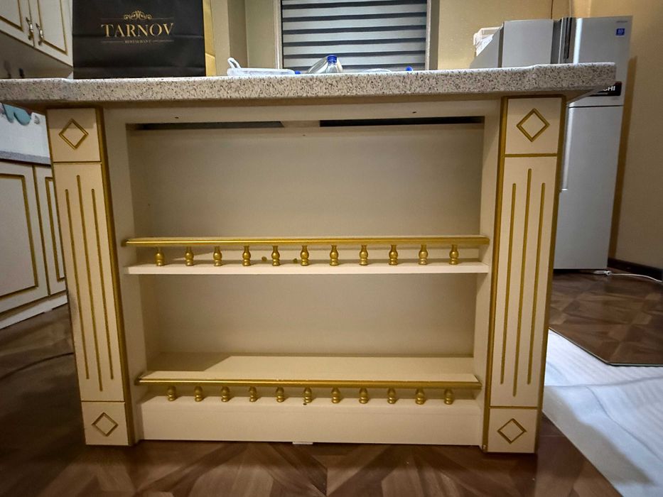 Кухонный гарнитур с островком — классика, беж/золото, 5.5 м