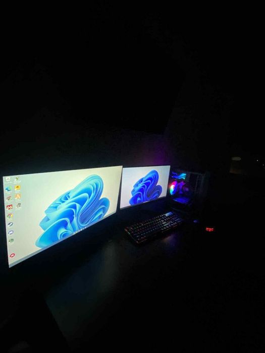 Геймърски компютър Ryzen 5 5600 RX 6600 16GB + 2 монитора Периферия