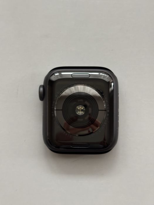 Apple Watch Series 4 - 40mm Space Gray(Aluminum) + Black Sport Band