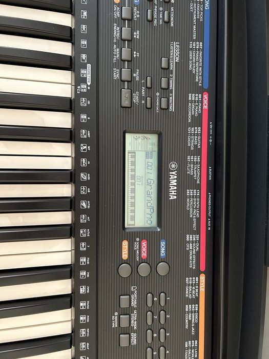 Продам синтезатор Yamaha PSR E263
