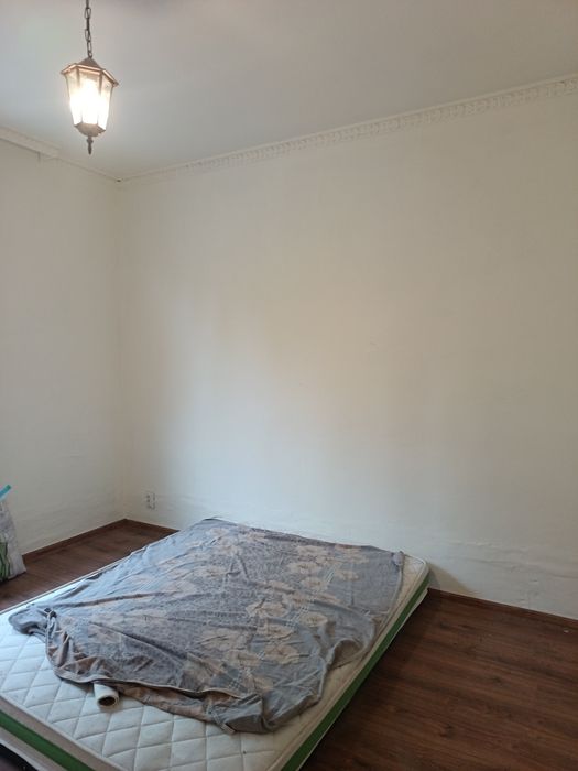 Масивна двуетажна къща в село Студена