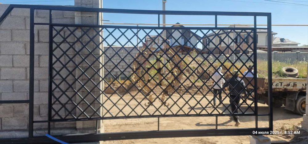 Стильные откатные ворота с калиткой