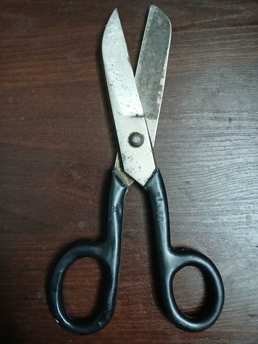 Ножница большая.