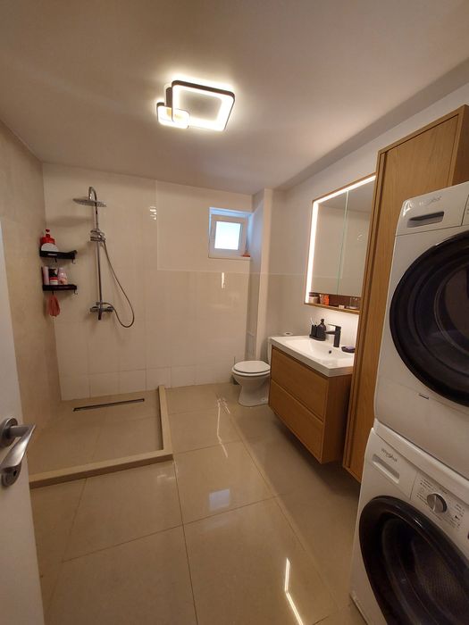 Casa moderna, spatioasa, ideala pentru familie numeroasa.