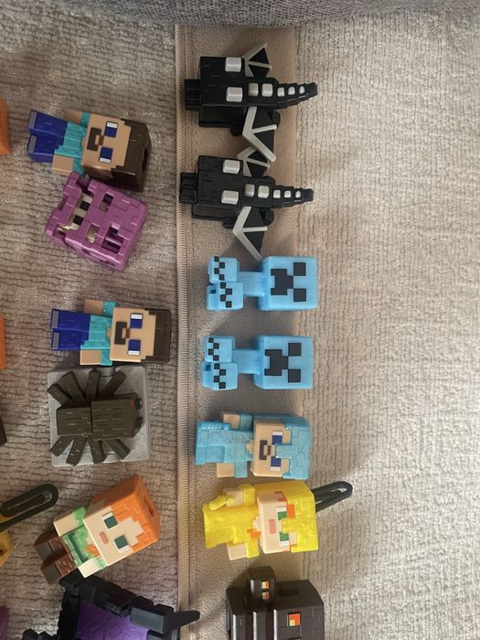 Продам колекцию мини-фигурок Minecraft из Kinder Joy