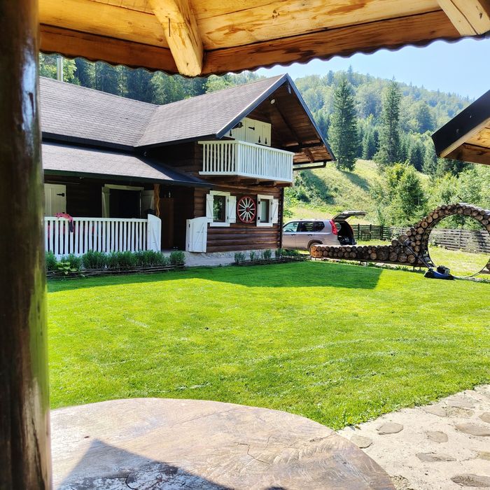 Închiriez cabană în Bucovina  la 8 km de Gura Humorului.