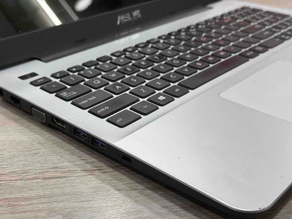 Лаптоп Asus F555L
