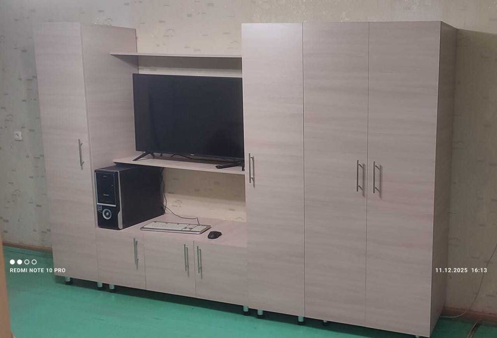 Продам стенку ширина 2.8 метра.