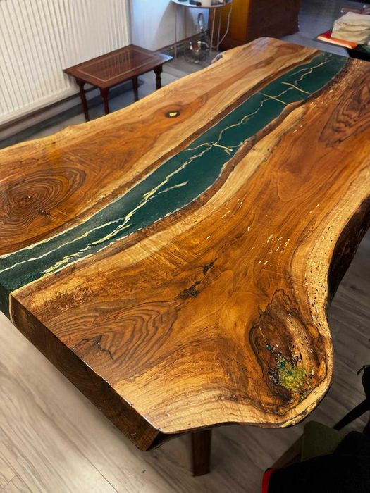 Masă de living unicat – lemn de nuc + rășină epoxidică