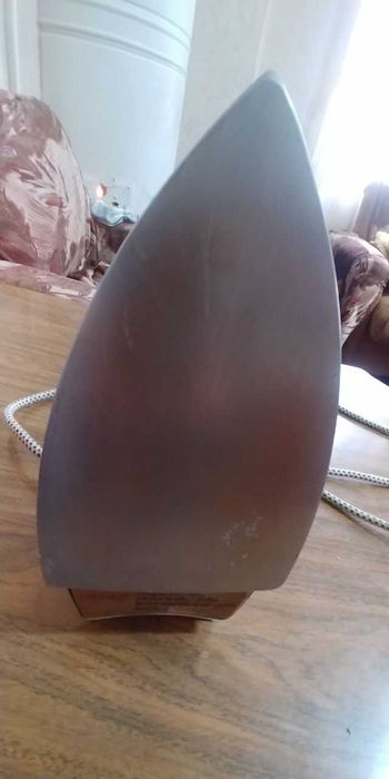 Утюг  тяжелый с терморегулятором и отпариванием. Рабочий