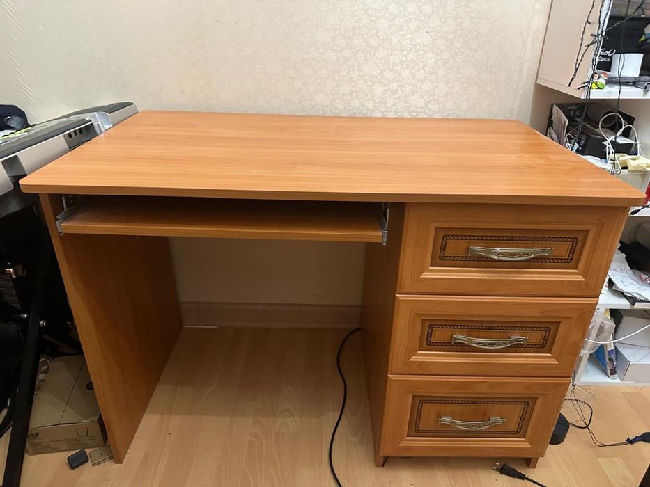 Продам письменный компьютерный стол