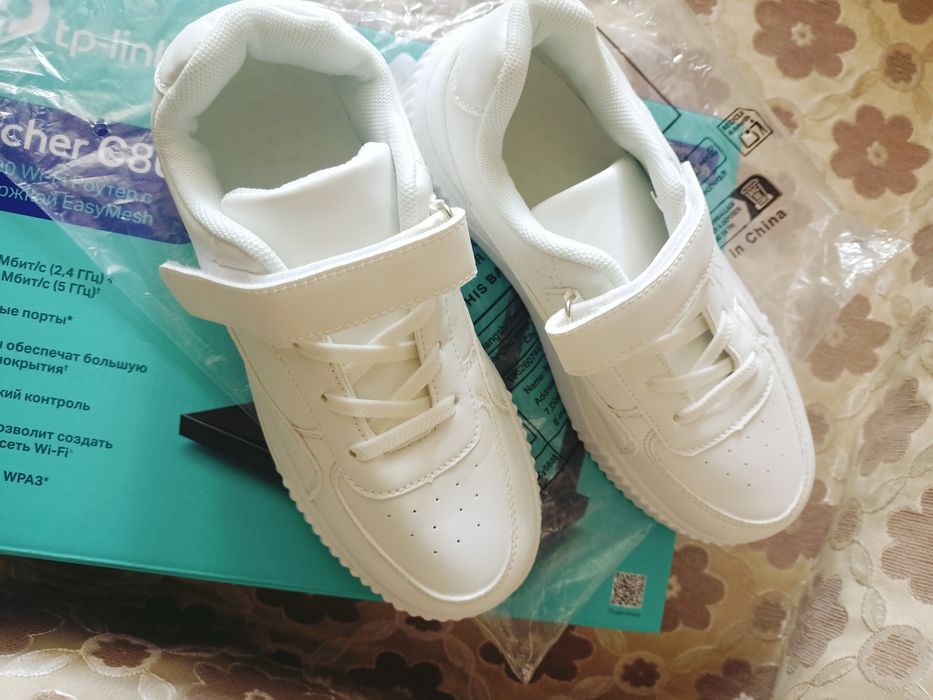 Белые новые кроссовки