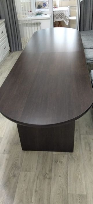 Продам большой гостиный стол.