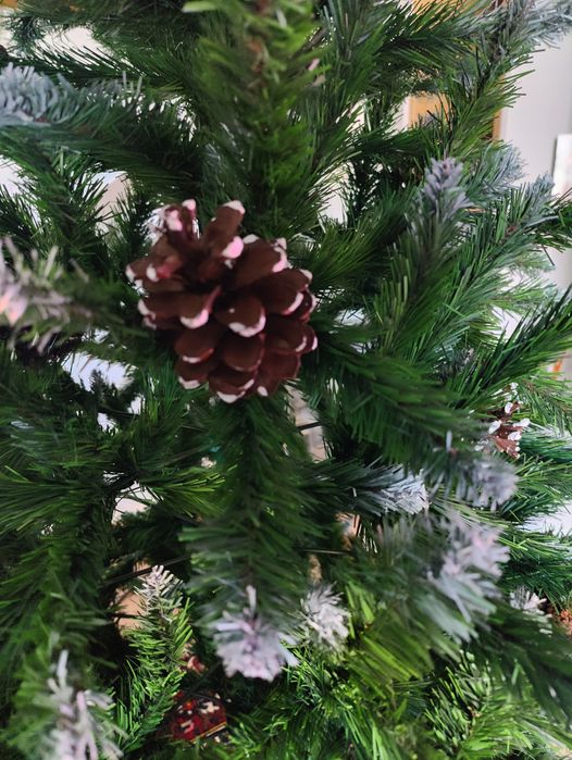 Brad artificial 170 cm, aspect natural, cu conuri – stare foarte bună
