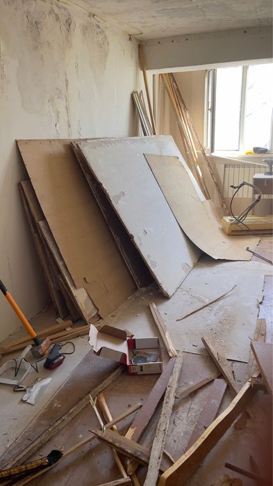 Ағаш полдан шыққан ТЕГІН