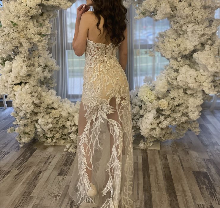 Бална рокля с цепка