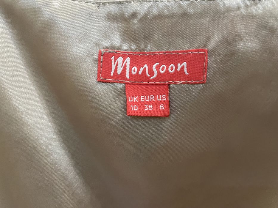 Платье “Monsoon”.