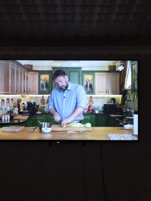 Продам большой телевизор Хiomi  с диагональю 140 см .