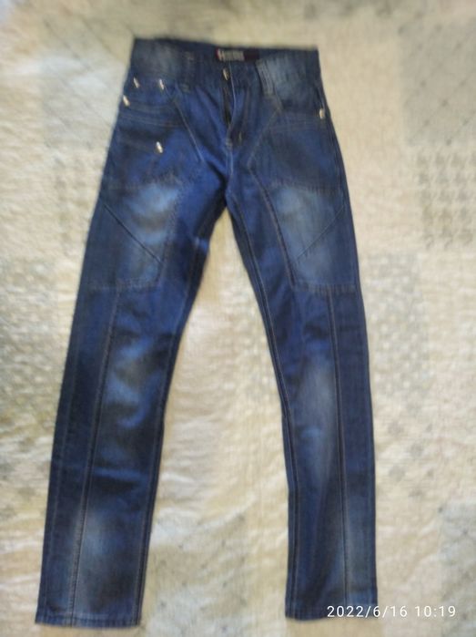 Джинсы на мальчика 8-9лет