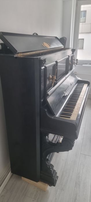 Pianină veche de de 230 ani