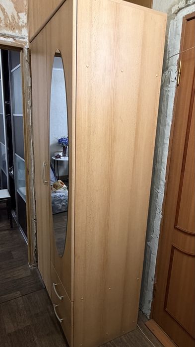 Продам шкаф с зеркалом и без зеркала.