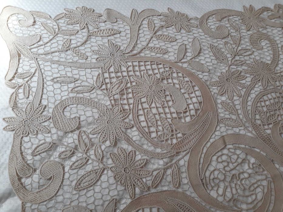 Fata de masa din macrame