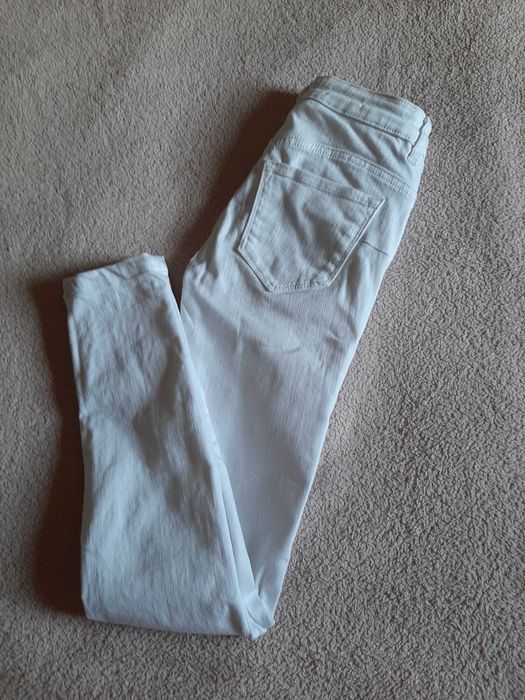 Бели дънки на Mango