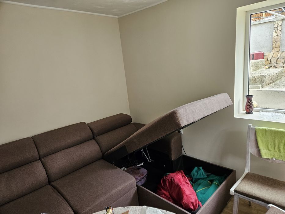 2 бр дивани първият се разтяга  има и ракла размери 250/ 95 втория 220