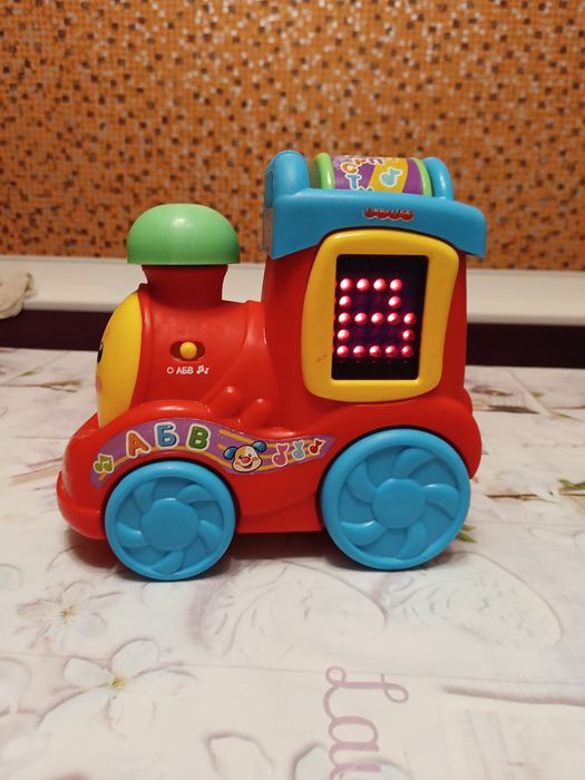 Паровозик Fisher Price.