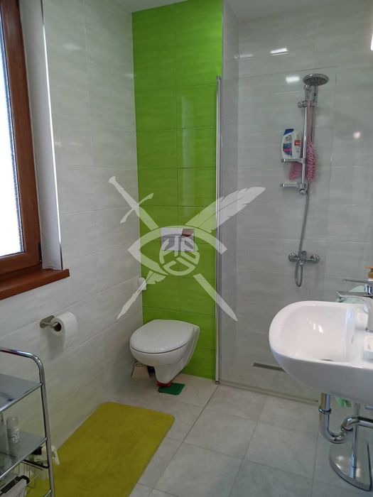 Двуетажна къща с двор в с. Горица