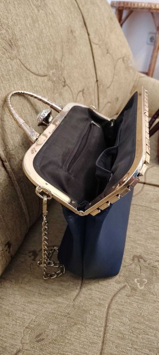 Вечерна чанта в тъмносин цвят с камъни и златен цвят верижка